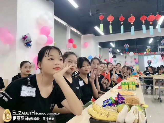 伊丽莎白培训学校广州校区同学们的精彩节目